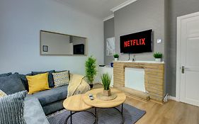 Modern 2Br Gem I Free Parking I Sleeps 5